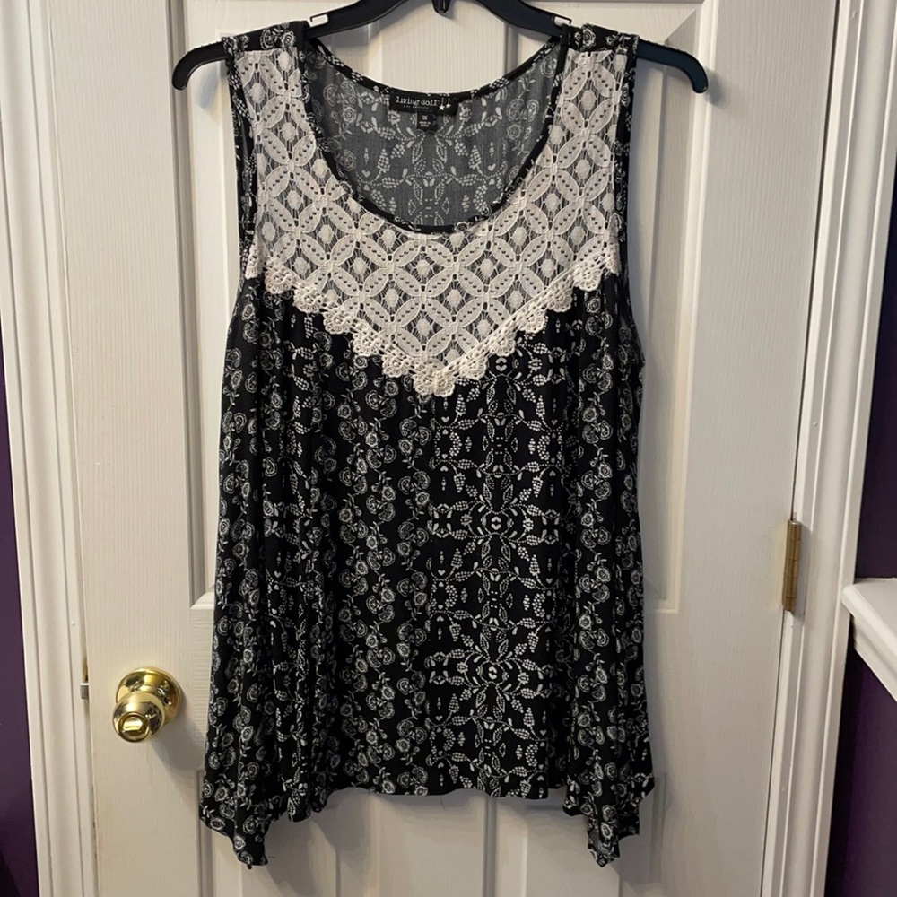 Super cute Living Doll sz 1x black and white top